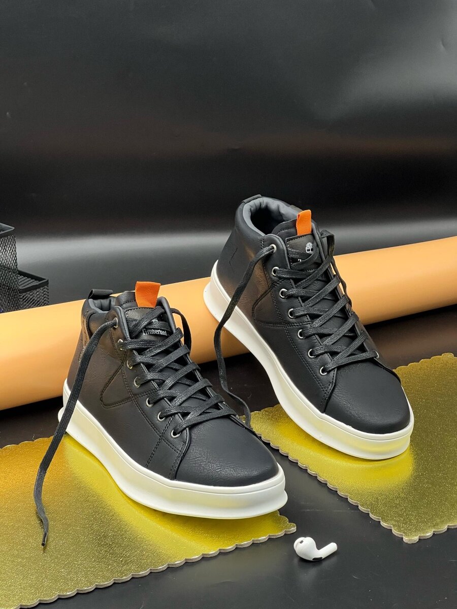 TIMBERLAND BLACK AND WHITE