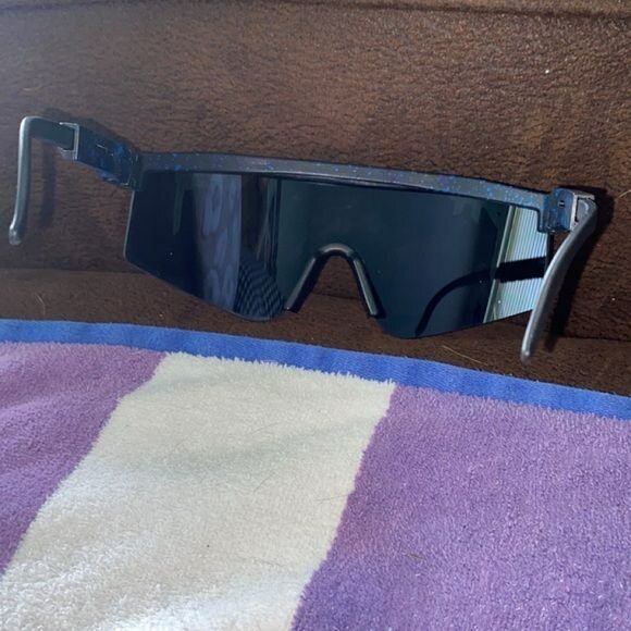 Lunettes de soleil futuristes