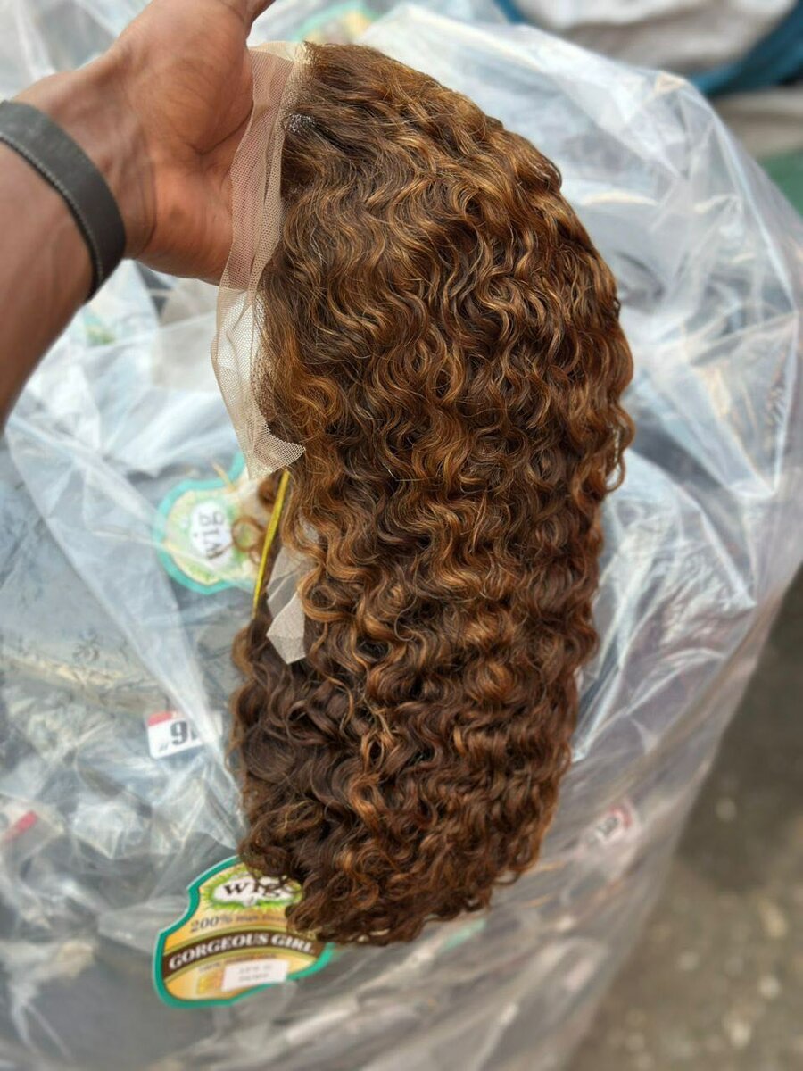 Perruque en dentelle ombrée bouclée