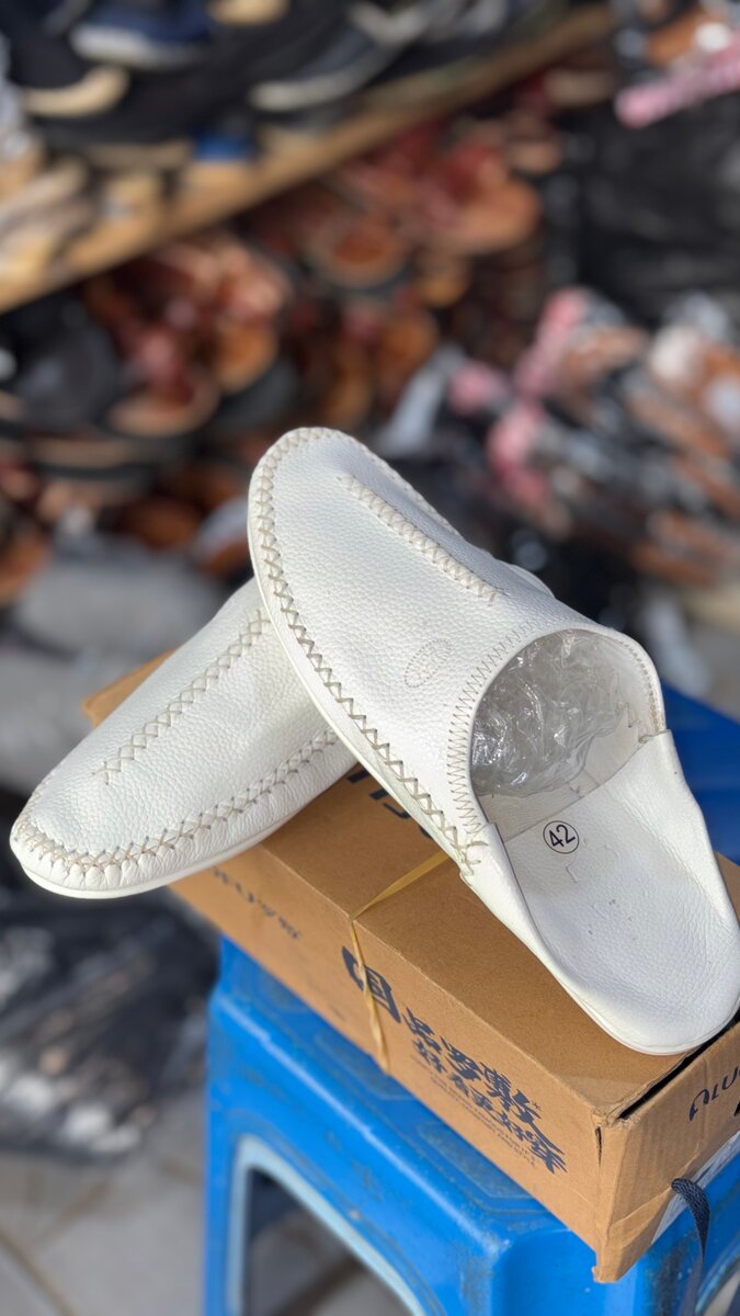 Mocassins blancs en cuir élégant