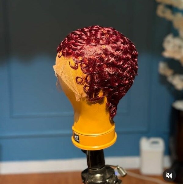 Perruque bouclée élégante