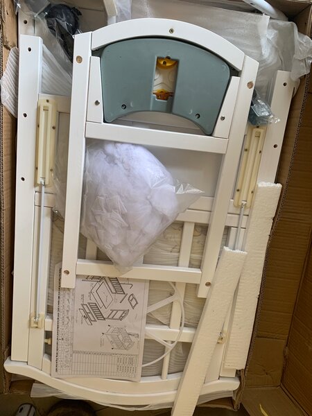 Lit de bébé en bois