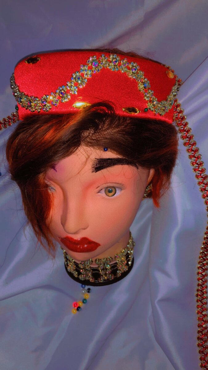 Chapeau rouge élégant brodé