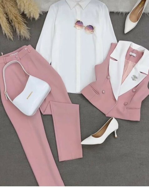 Costume rose chic et élégant