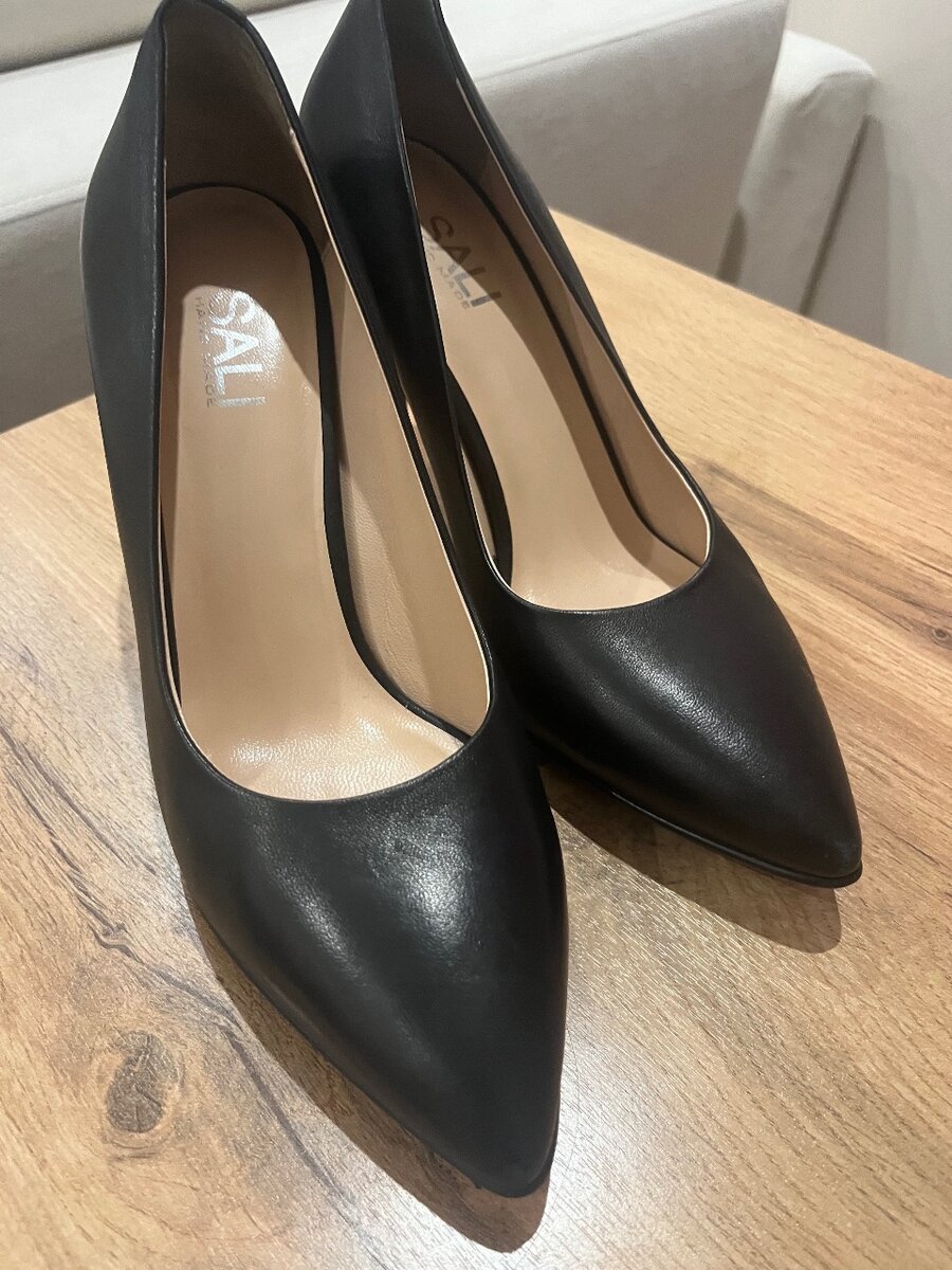 Черные туфли на высоком каблуке