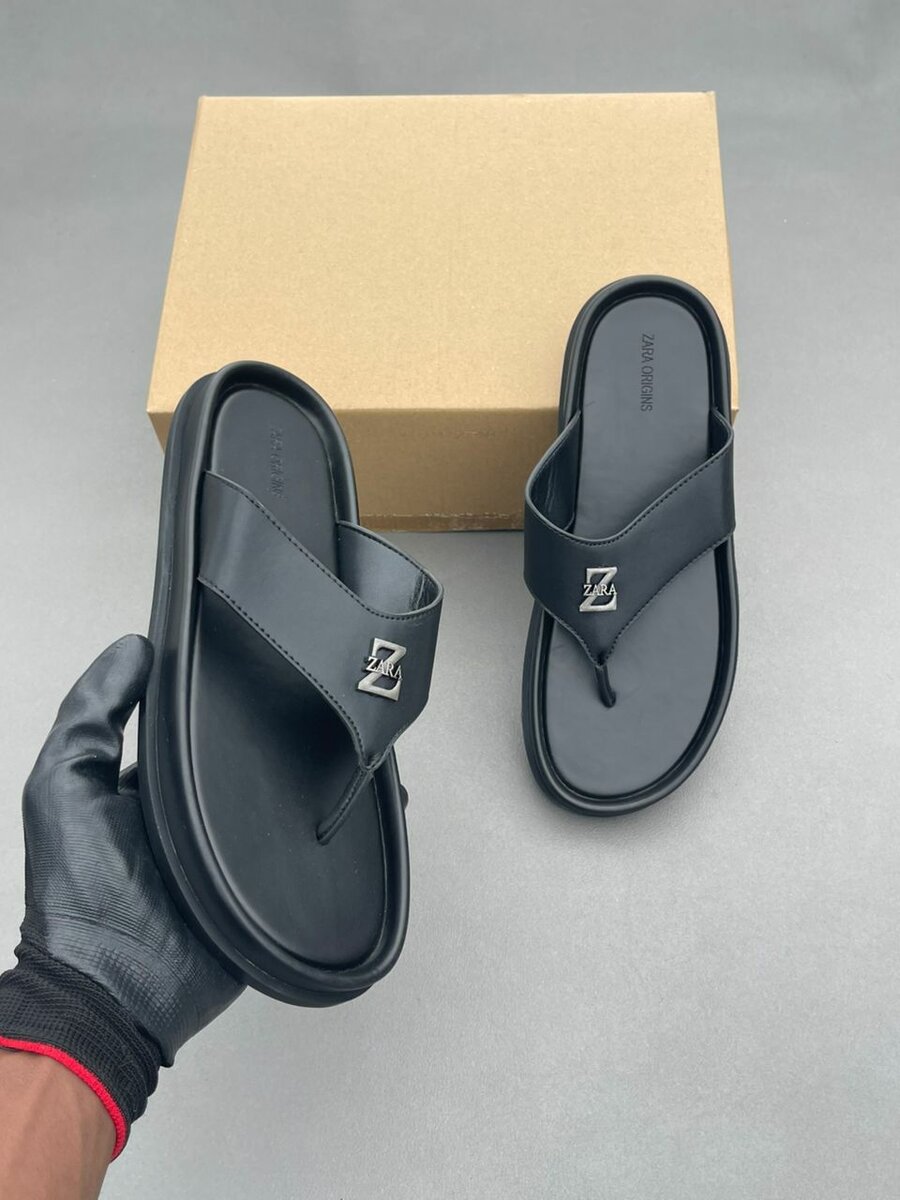 Tongs élégantes noires homme