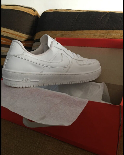 Chaussures blanches classiques