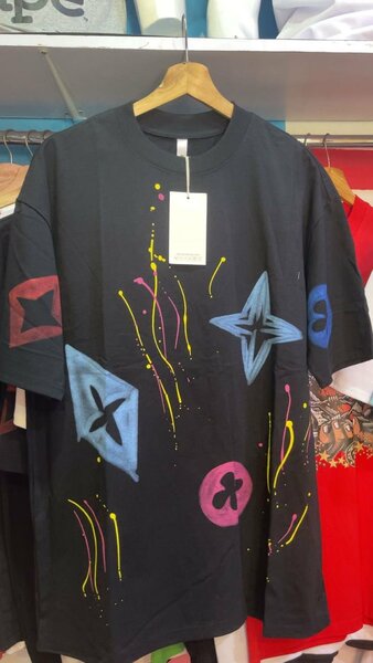 T-shirt noir à motifs géométriques