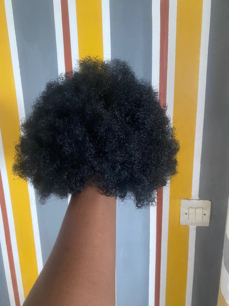 Chapeau avec postiche bouclé