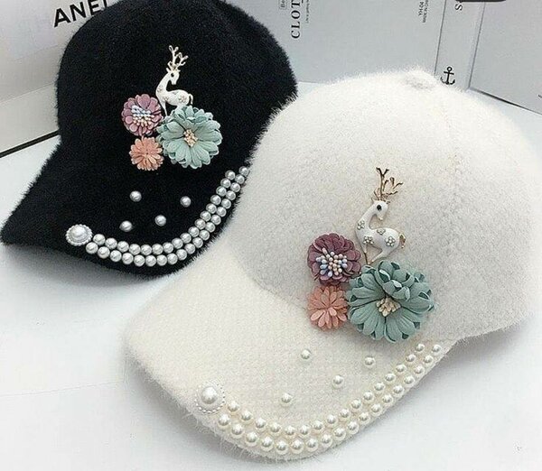 Chapeaux élégants avec décorations