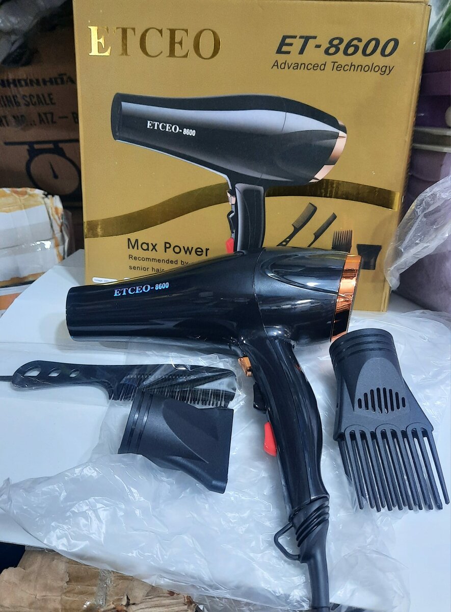 SECHE CHEVEUX AVEC 2 PEIGNES