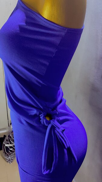 Robe élégante à une épaule