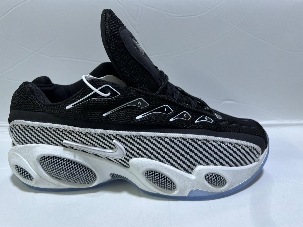 Baskets noires et blanches tendance