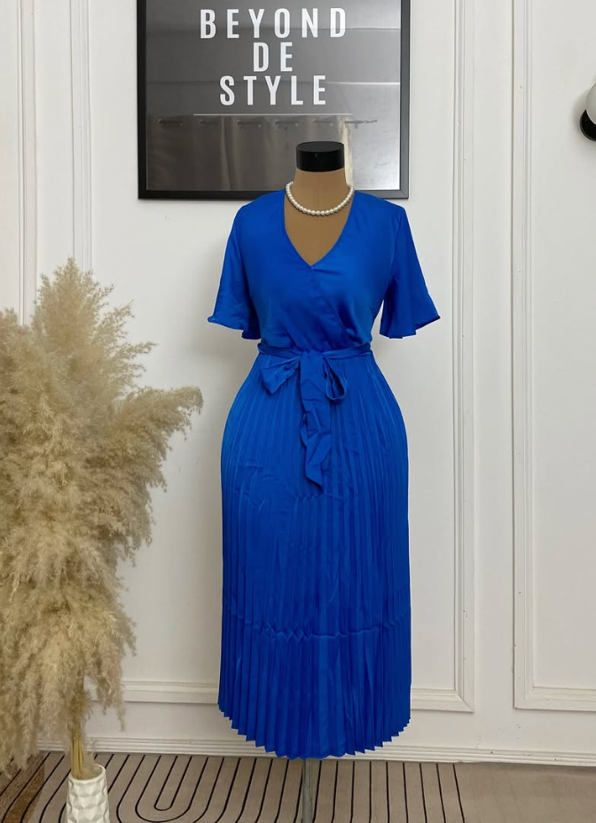 STUNNING BELTED PLEATED DRESS.