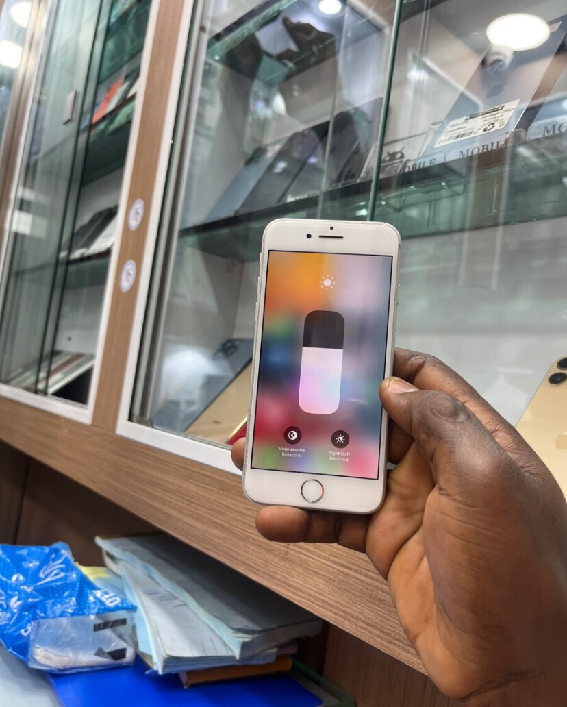 iPhone argent 64GB débloqué