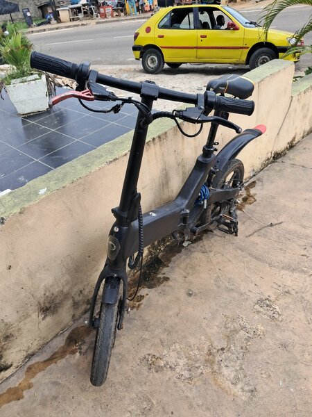 Vélo électrique pliable compact