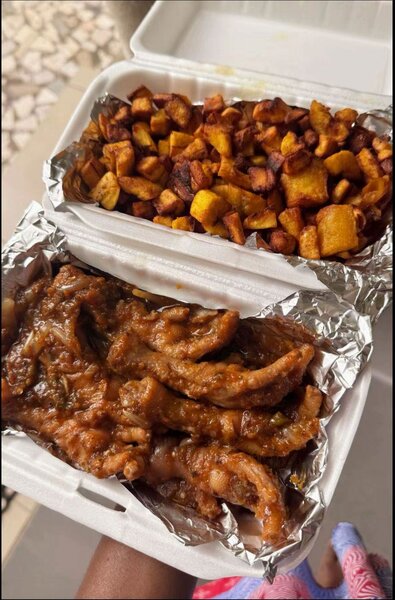 Alloco et pattes de poulet