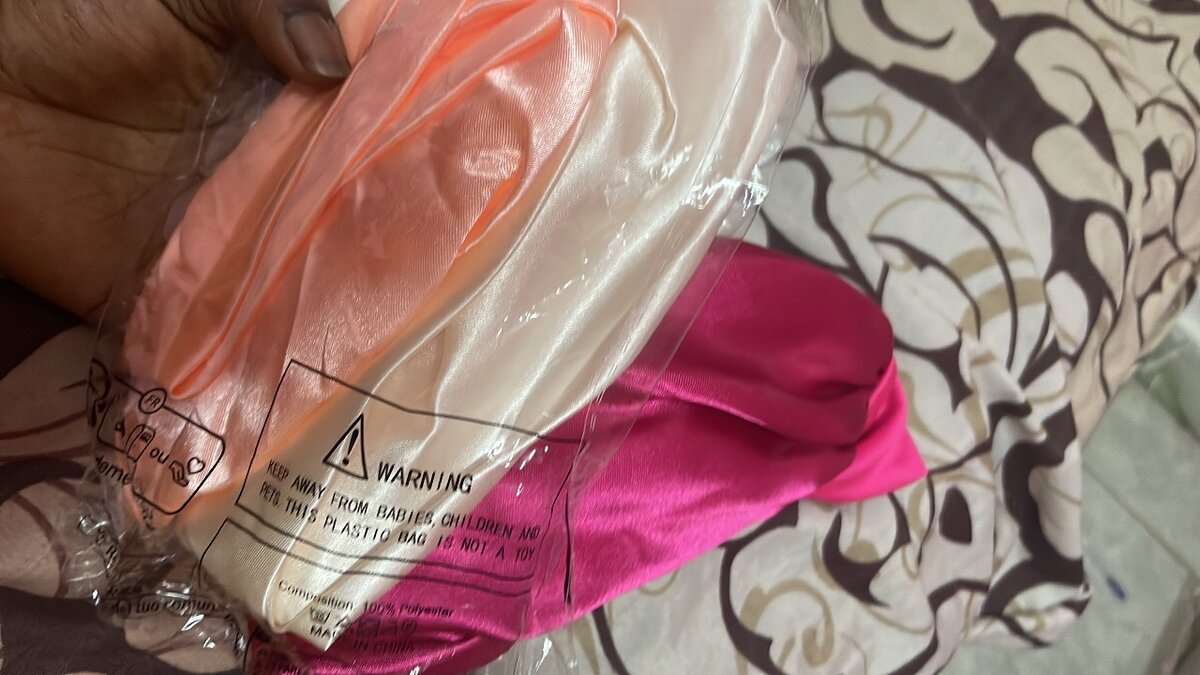 Bonnets en satin colorés