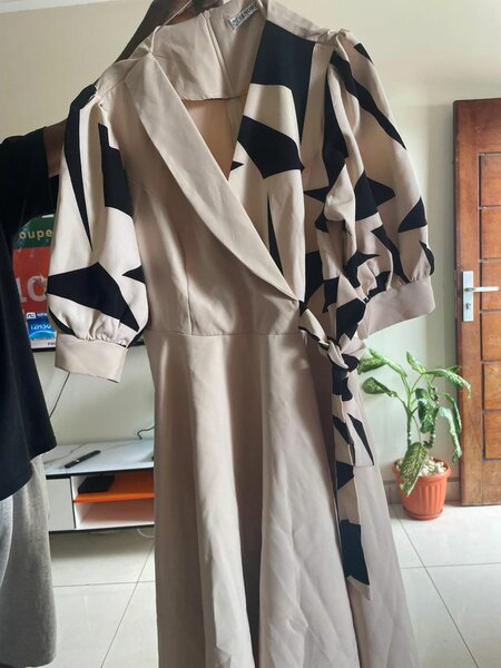 Robe élégante à manches bouffantes