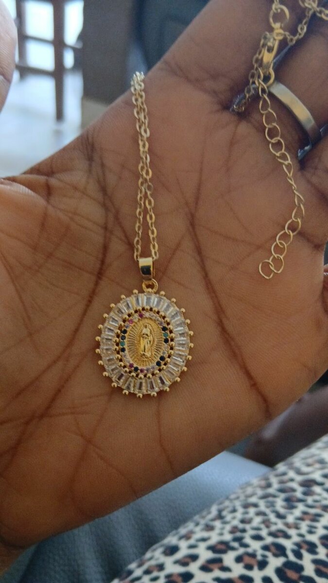 Pendentif doré ovale élégant