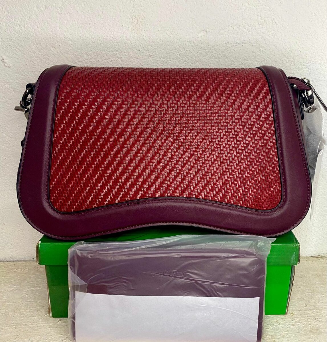 Sac à bandoulière en cuir tissé élégant