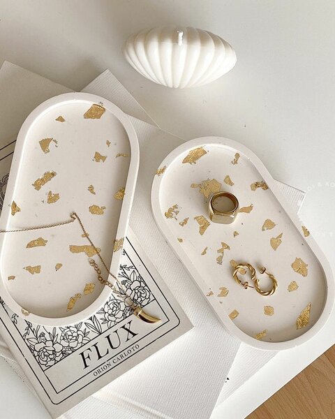 Oval tray