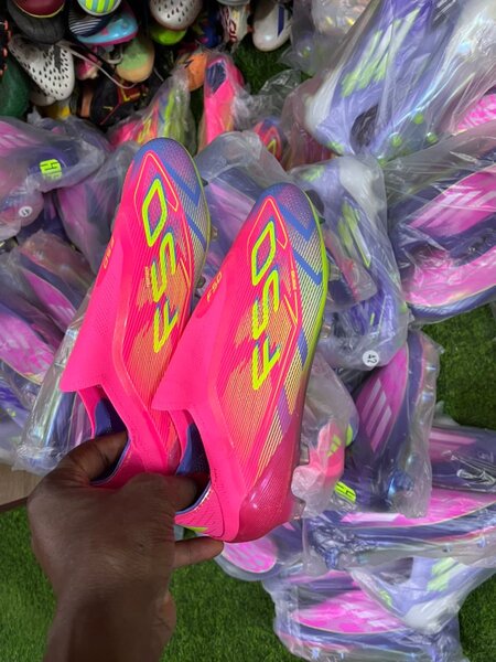 Chaussures de foot F50 colorées