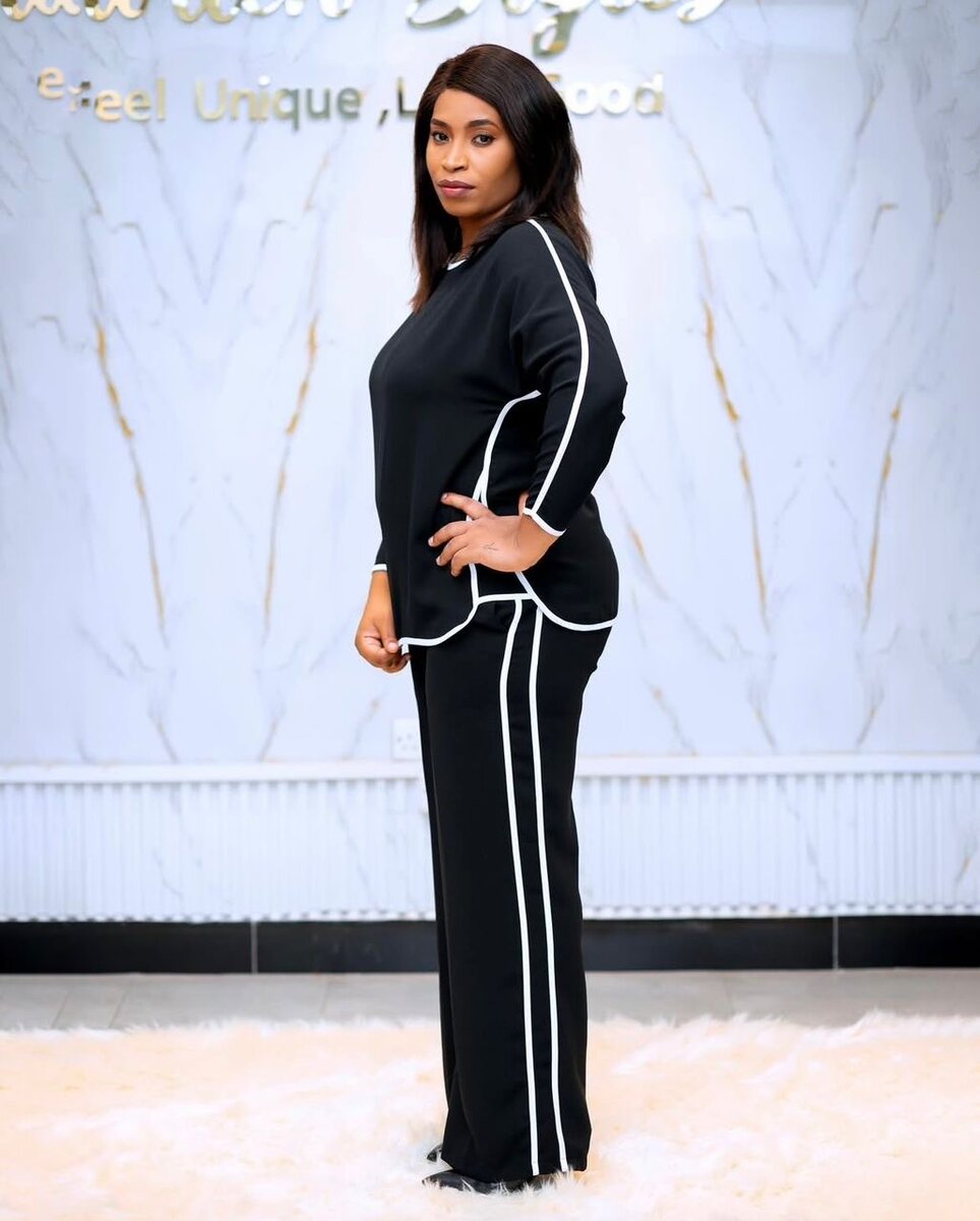 Ensemble confortable noir à rayures