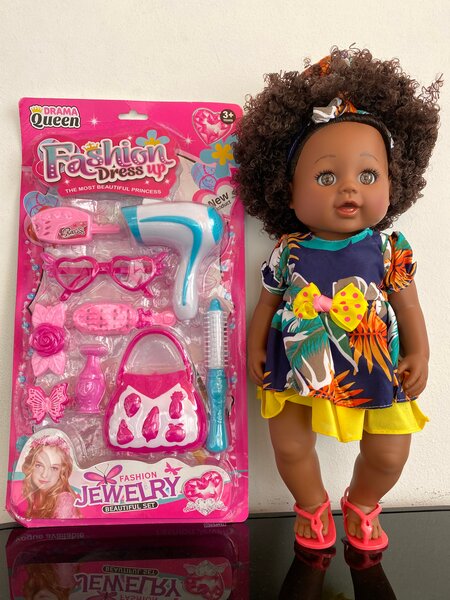 Poupée avec accessoires 48cm