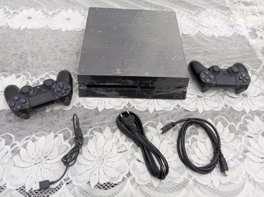 CONSOLE PS4 AVEC 2 MANETTES
