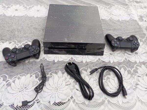 CONSOLE PS4 AVEC 2 MANETTES