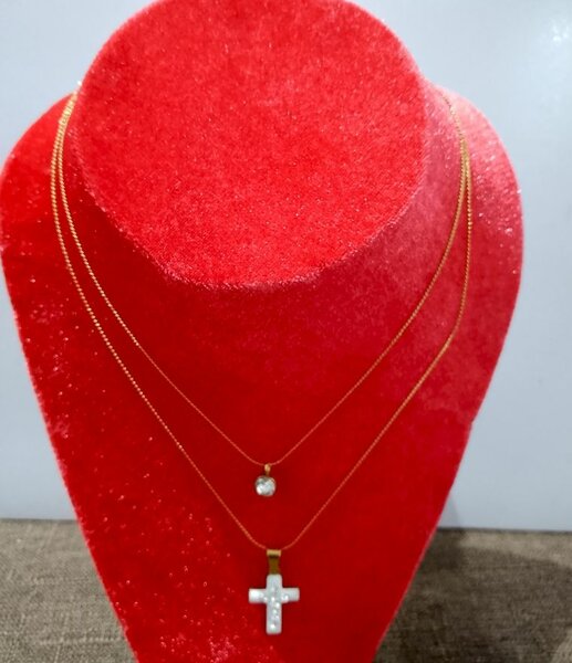 Collier à pendentif croix dorée