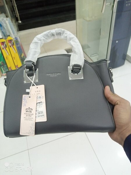 Ladies purse coulour available