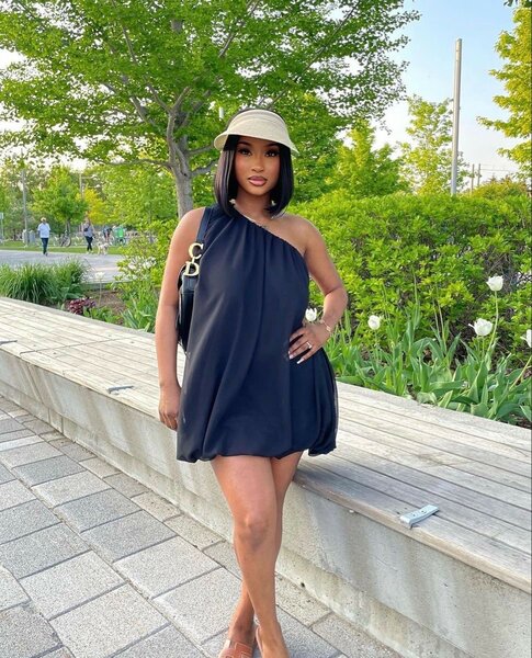 Robe noire asymétrique élégante