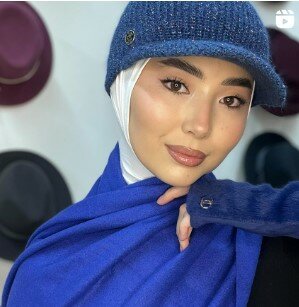 Красивая женская шапка-кепка синяя