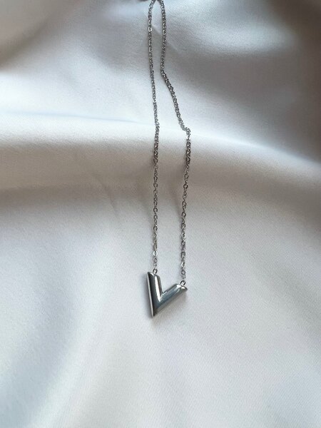 Цепочка с подвеской V. Бижутерия