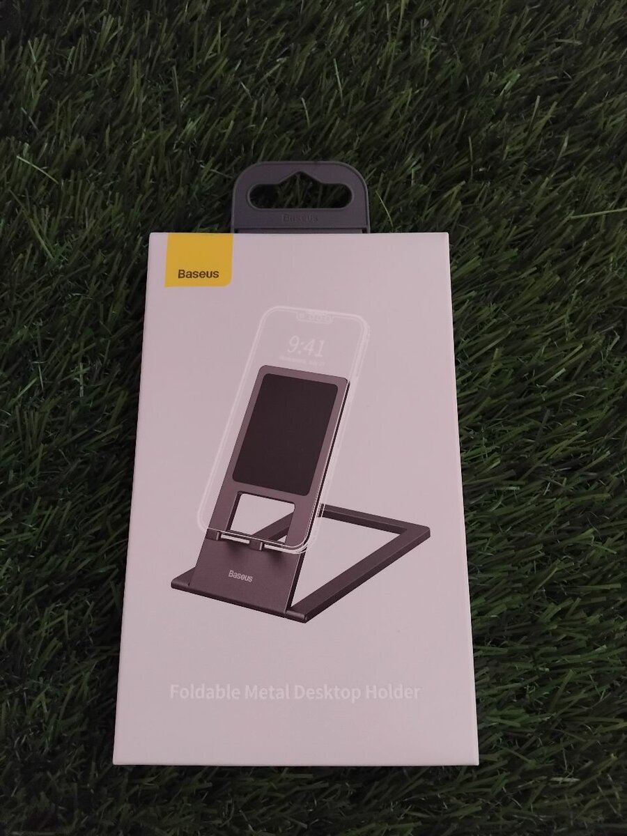 Foldable metal desktop holder