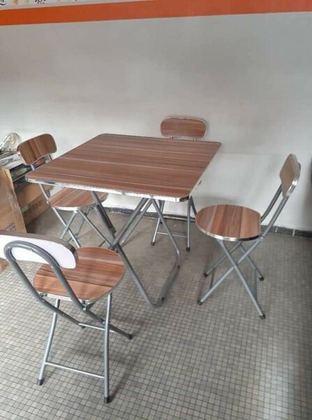 Tables et chaises en bois