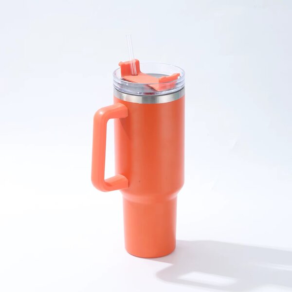 Gobelet isotherme avec paille