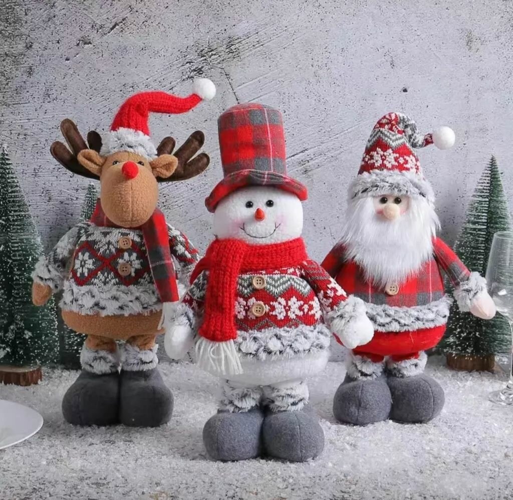 Новогодние игрушки под ёлку .