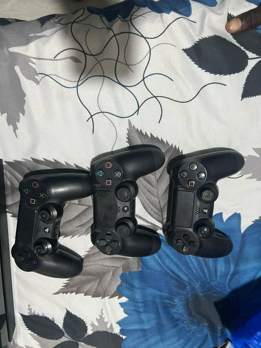 Console PS4 avec 3 Manettes
