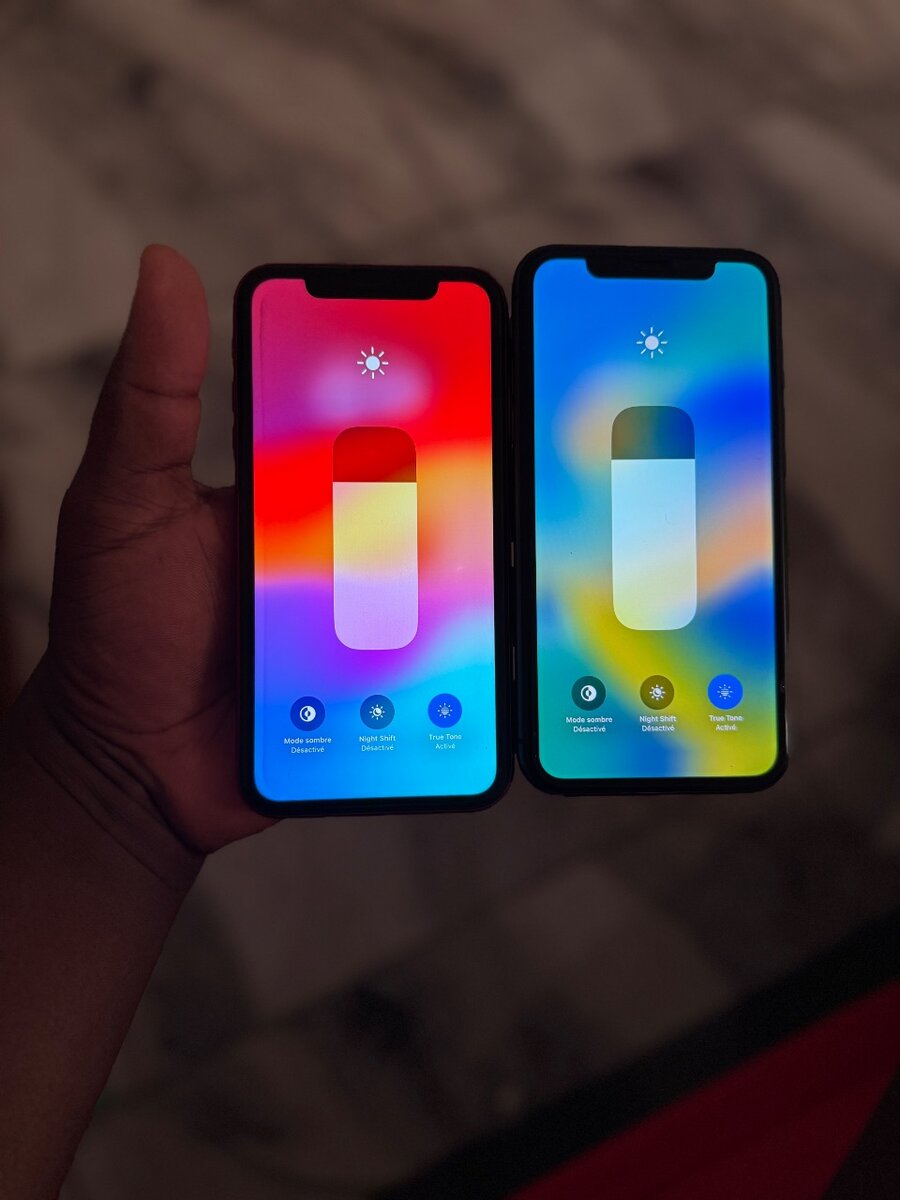 iPhone 11 - Noir et Rouge