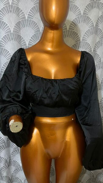 Blouse noire à manches bouffantes