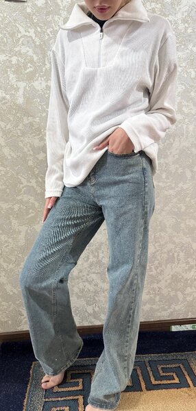 Полу замок и джинсы со стразами