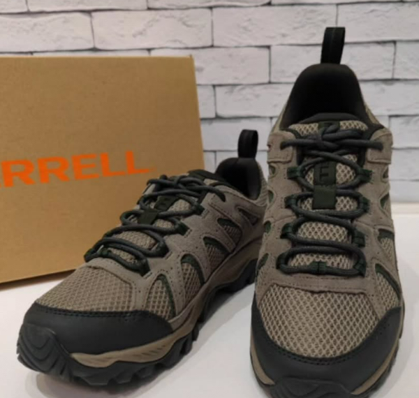 Прочные замшевые кроссовки с сетчатыми вставками для воздухопроницаемости и межподошвой из пеноматериала, которая поддерживает ногу и обеспечивает комфорт в течение всего дня.