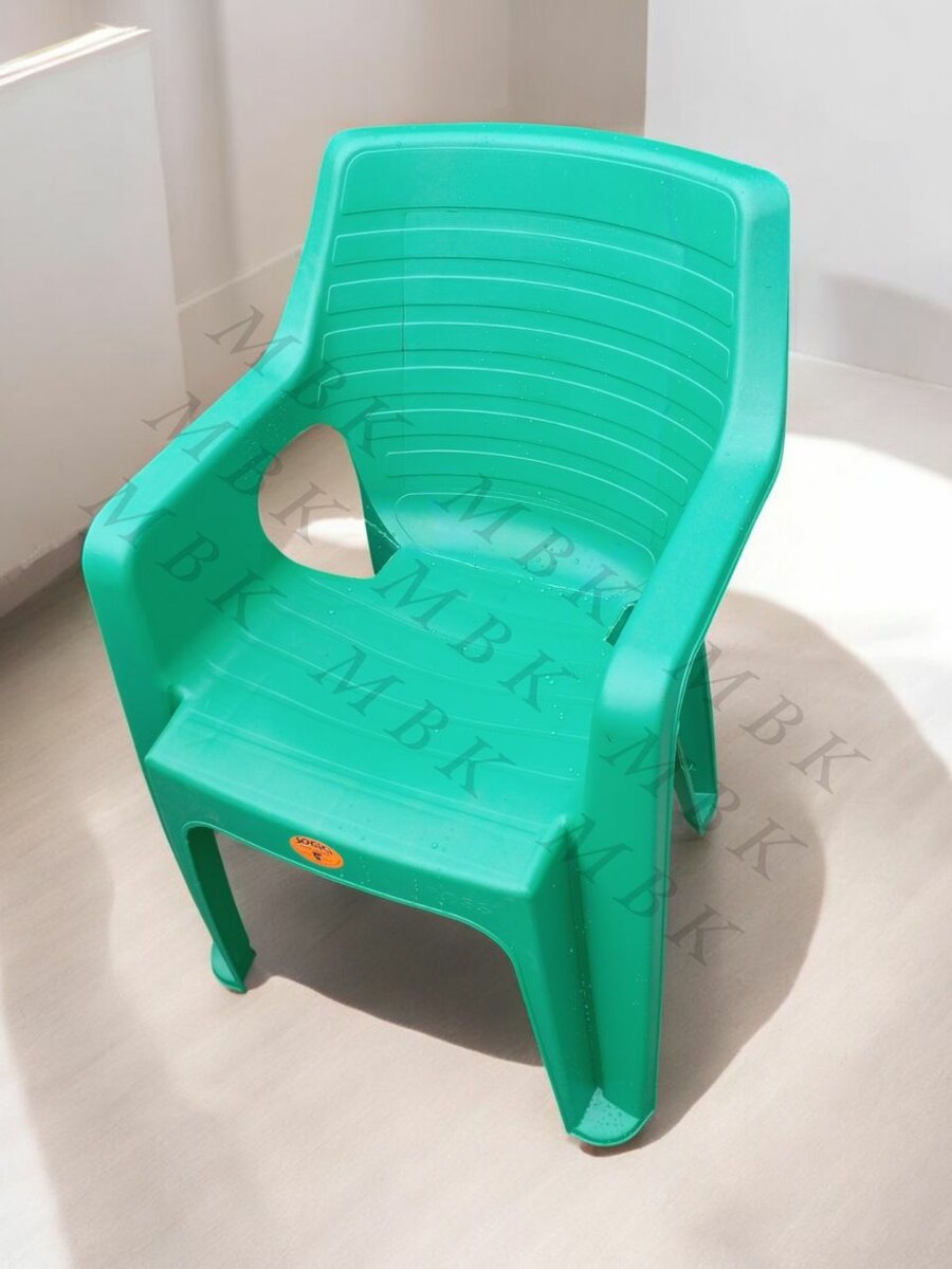 Chaise en plastique empilable