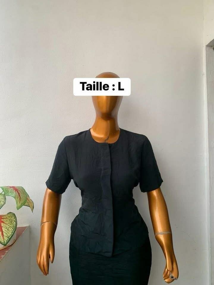 Robe florale avec col blanc