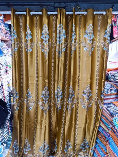 Rideau en soie brodé