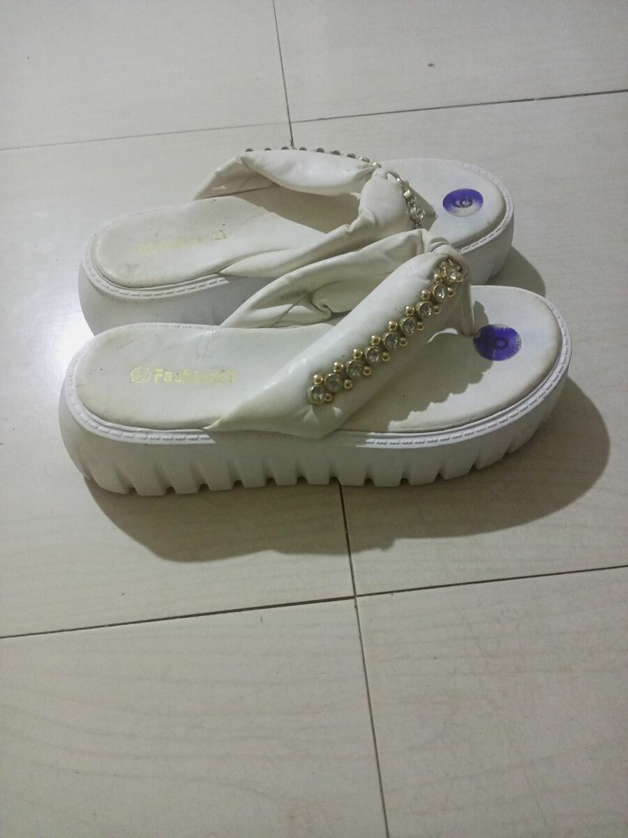 Sandales compensées blanches élégantes