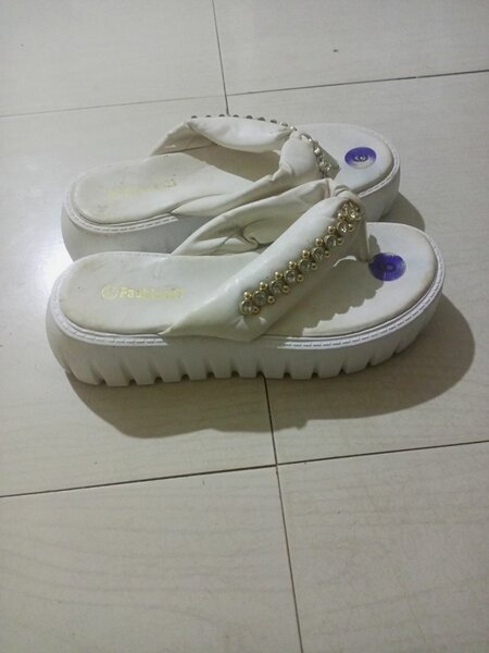 Sandales compensées blanches élégantes